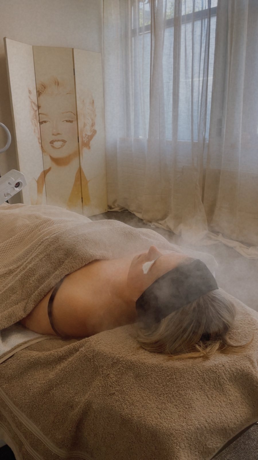 Gezichtsbehandeling met stoom in de salon